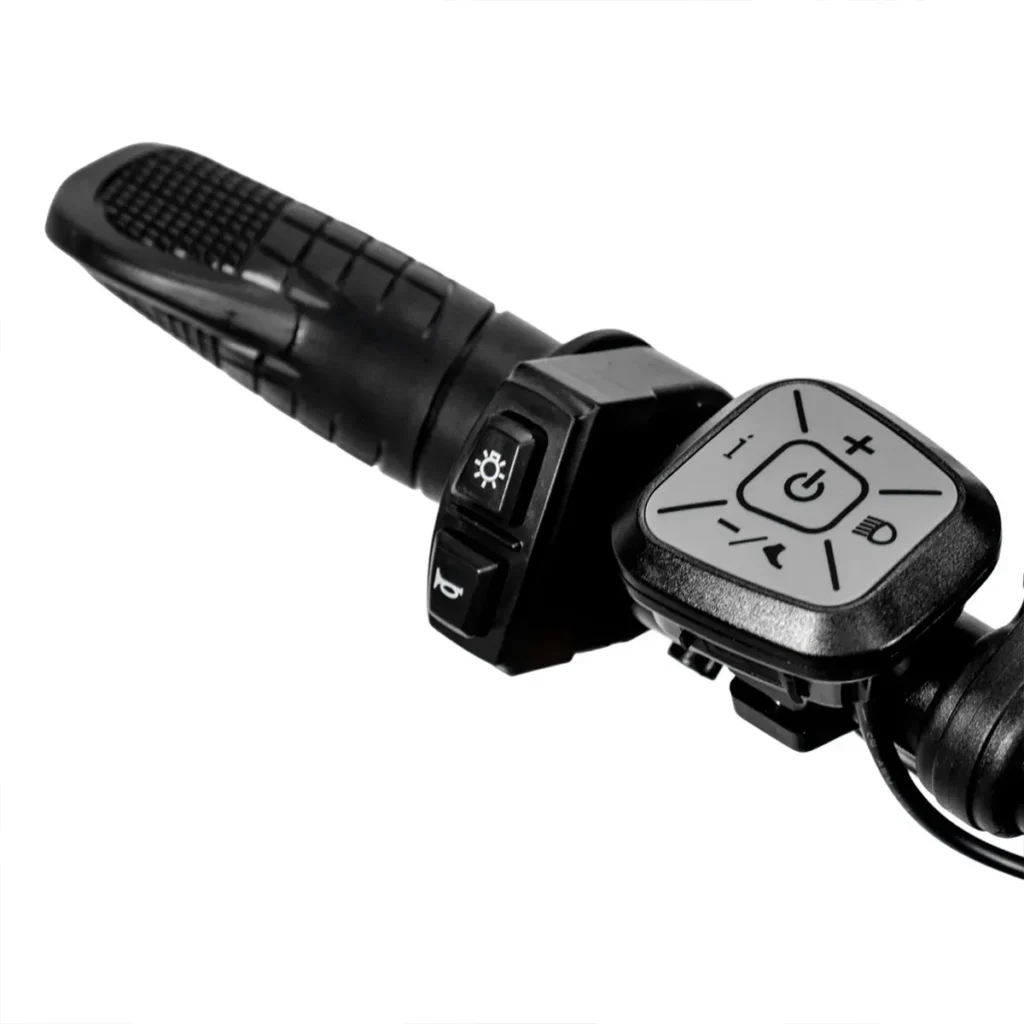 Detalhe dos Controles da Bicicleta Eletrica Extreme X1 Bikelete. Start. Farol. Velocidade.