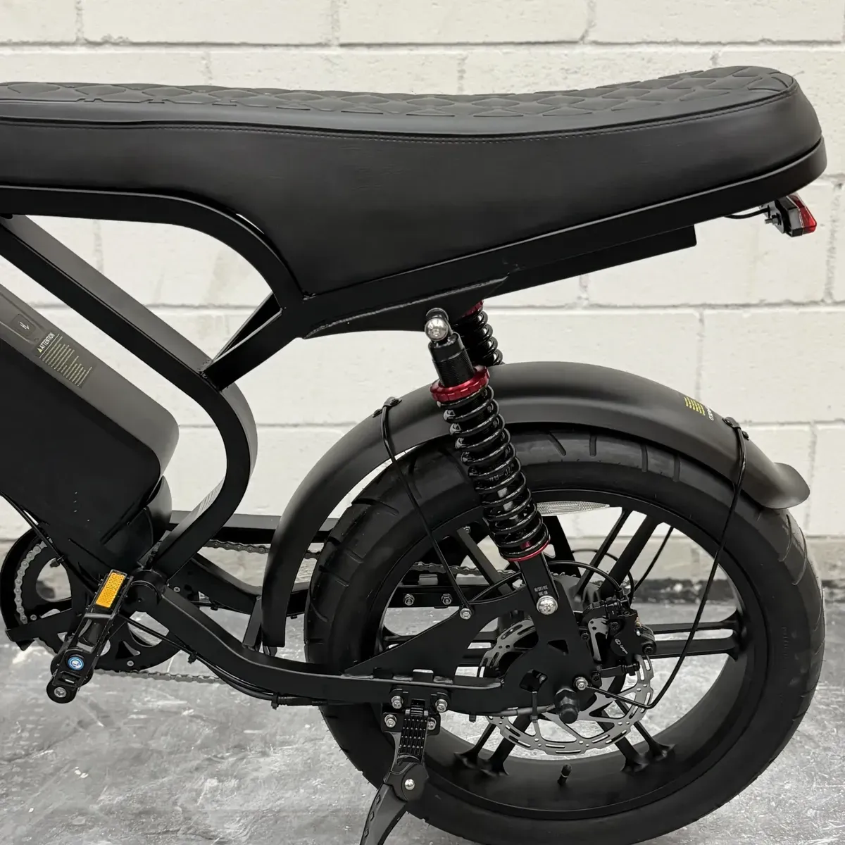 Detalhe da dupla suspensão da Bicicleta Bike Eletrica V9 Max 1000w 48km Freio Hidraulico