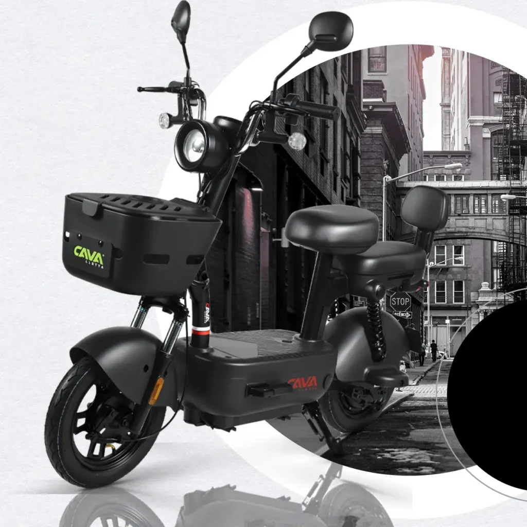 Bicicleta elétrica tipo scooter Cavalletta C3 800W preta estacionada em cenário urbano.