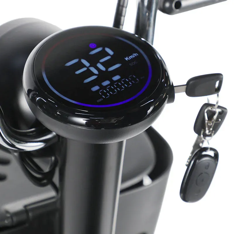 Detalhe da Bicicleta Elétrica 800w Cavalletta C3 velocímetro e chave