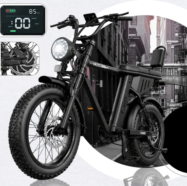 E-Bike Cavalletta AE8 1000W preta estacionada em cenário urbano, destacando design robusto e painel digital.